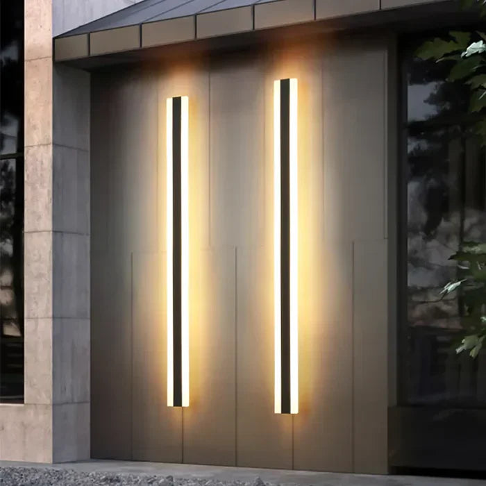 Weatherproof outdoor wall light - Solidity and elegance