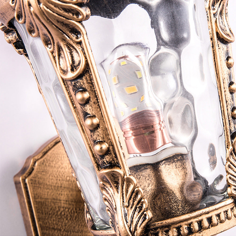 מנורת קיר וינטג' מזכוכית – סגנון רטרו ועמידות חיצונית