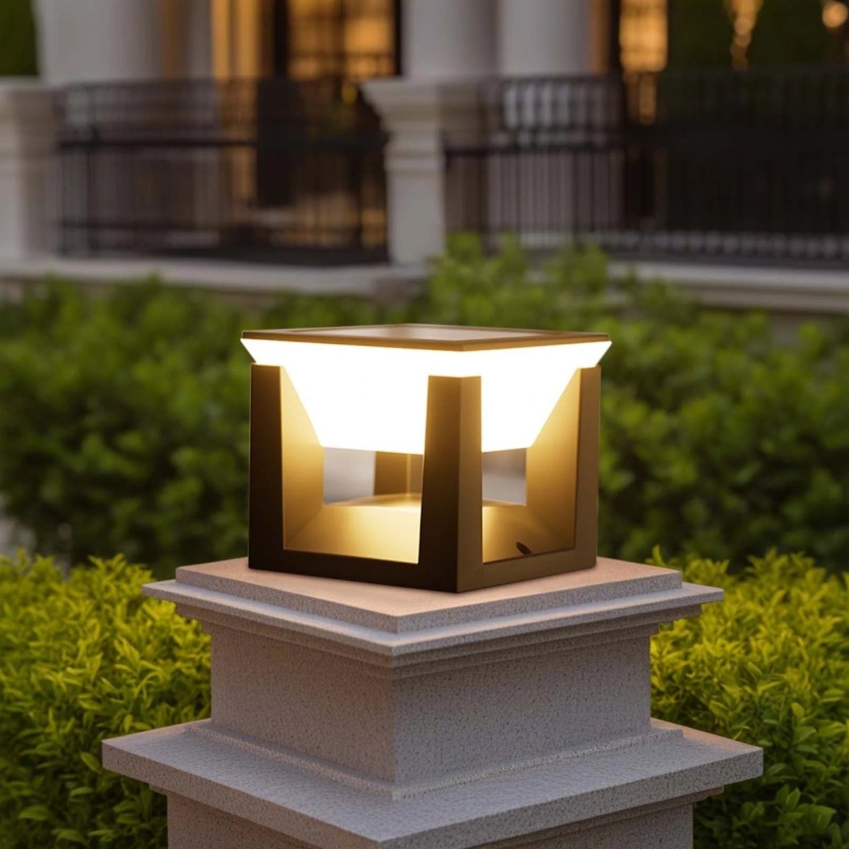 Outdoor Solar Lamp - Square shape & Modern finish