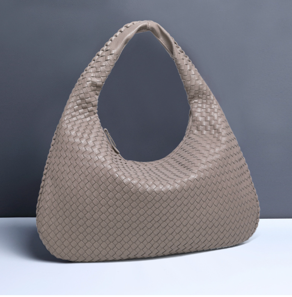 Josiane | Taška přes rameno tkaná – Řemeslná elegance a nadčasové kouzlo