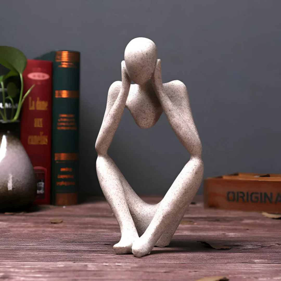 تمثال تجريدي مفكر – أناقة تأملية وتصميم حديث 