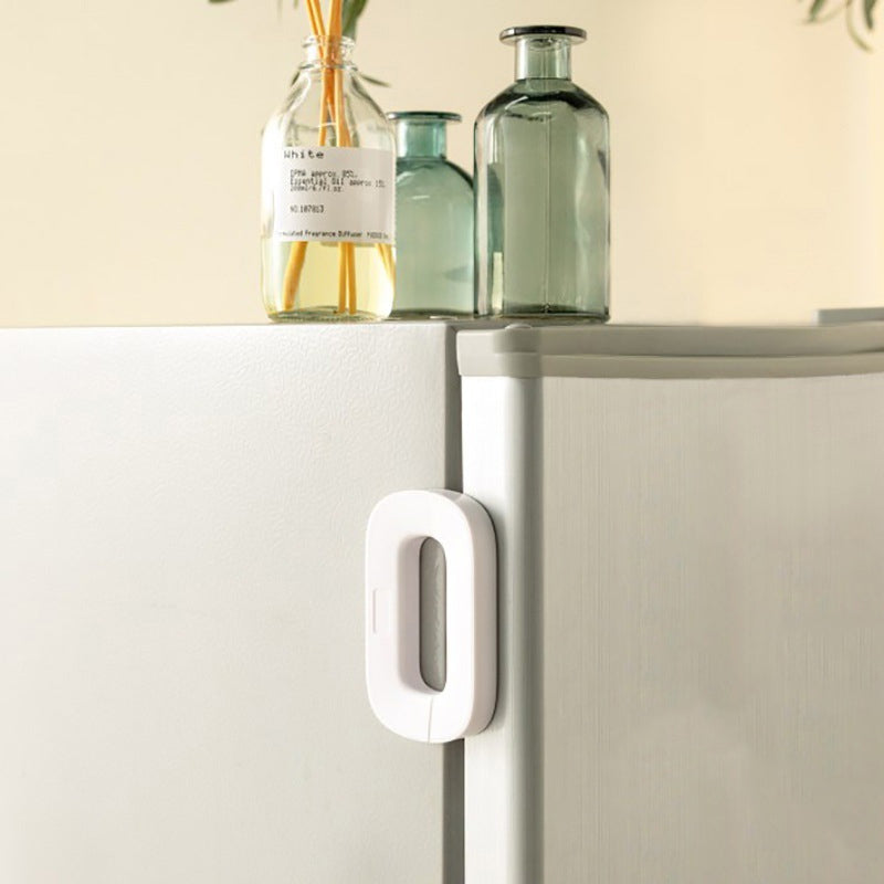 Klebender Sicherheitsverschluss – Diskreter Schutz für Schränke und Schubladen 