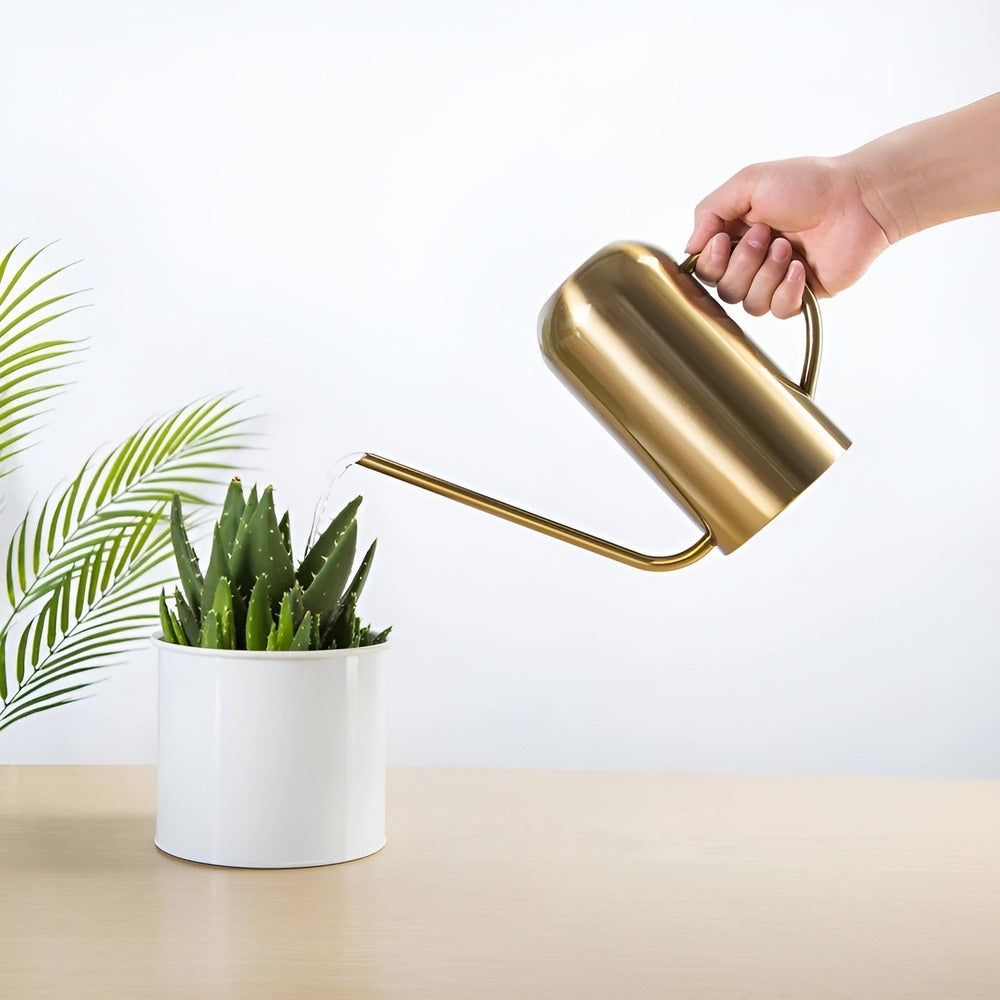 Konewka z długą wylewką o pojemności 1,5 litra - praktyczna pojemność i delikatne podlewanie