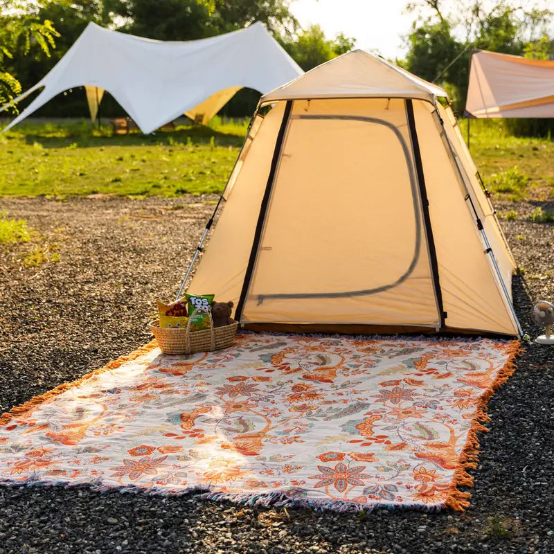 Capa Boémia Com Padrões Florais Com Franjas 