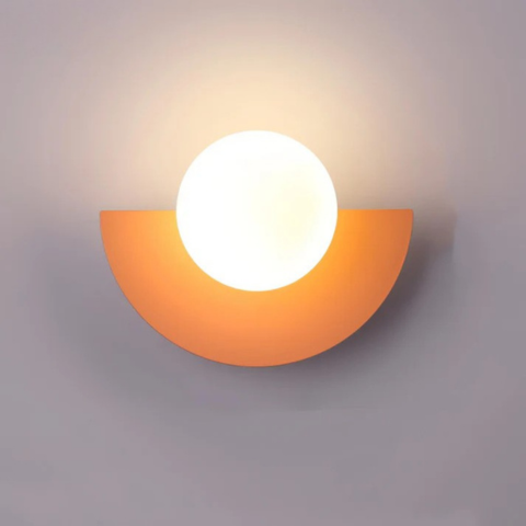 Moderne Vegglampe – Halvmåneform og mykt lys 