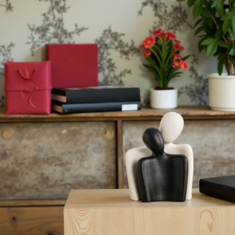 Escultura Pareja Enlazada – Atractivo Artístico y Emocional 