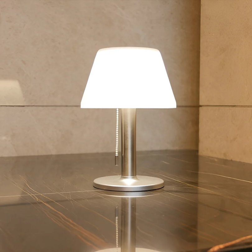 Lámpara Solar de Mesa Elegante – Estilo y Refinamiento 